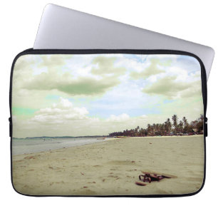 Sandalen op tropisch strand laptop sleeve
