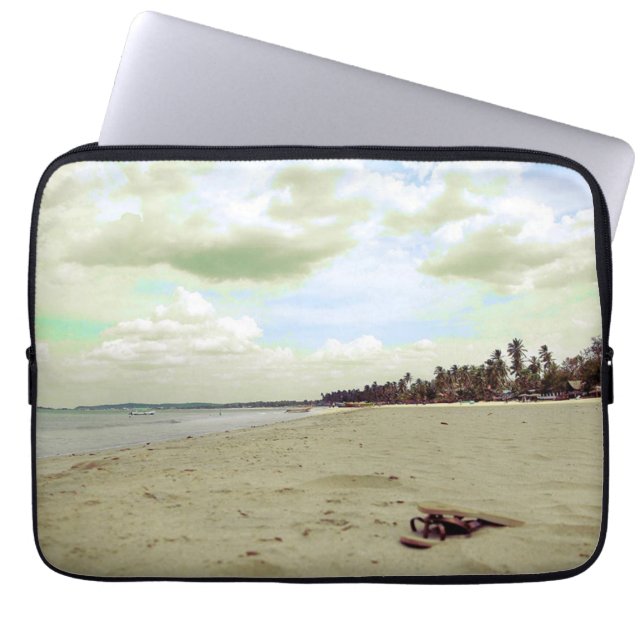 Sandalen op tropisch strand laptop sleeve (Voorkant)