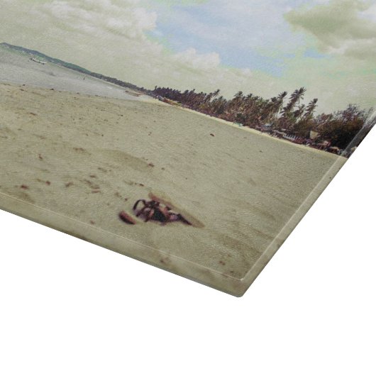 Sandalen op tropisch strand snijplank (Hoek)