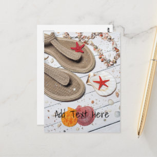 Sandalen, zeeschelpen en Starfish in de strand Briefkaart