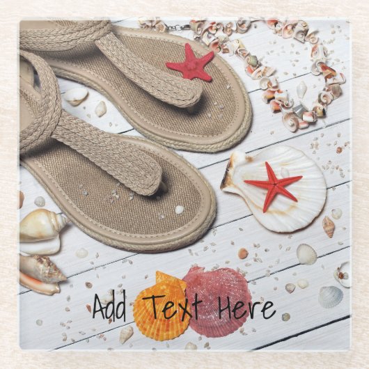 Sandalen, zeeschelpen en Starfish in de strand Glazen Onderzetter (Voorkant)