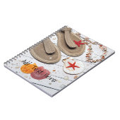 Sandalen, zeeschelpen en Starfish in de strand Notitieboek (Linkerzijde)