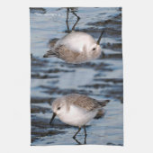 Sanderling Strollen op winterstrand Theedoek (Verticaal)
