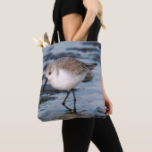Sanderling Strolls a Winter Beach Tote Bag (Dichtbij)