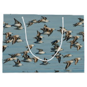 Sanderlings Vliegen in de winter Large Cadeautasje (Achterkant)