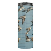 Sanderlings Vliegen in de winter Thermosbeker (Achterkant)