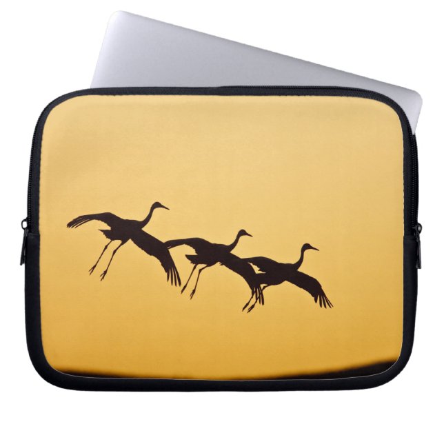 Sandhill Crane landt op zonsondergang Laptop Sleeve (Voorkant)