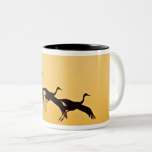 Sandhill Crane landt op zonsondergang Tweekleurige Koffiemok (Voorkant rechts)