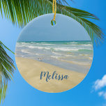 Sandpiper op de Seashore | Aangepast piepstrand Keramisch Ornament<br><div class="desc">Mooie strandversiering met prachtige zeebodemfotografie met een  zandpiper die op een zonnige zomerdag aan de rand van de oceaangolven staat. Mooie blauwe groene golven rollen op de zandkust waar jouw naam gepersonaliseerd is in schattige blauwgroen typografie. Een mooi kerstcadeau voor een dochter,  moeder,  grootmoeder of kleindochter.</div>