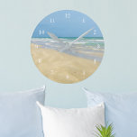 Sandpiper op de Seashore | Schitterend strand Ronde Klok<br><div class="desc">Deze mooie klok is perfect om een schattig strandhuis te versieren. Lichtblauwe groene golven rollen omhoog op een prachtig strand onder een  blauwe hemel. Ik hou van de kust en ontspannen in mijn strandhuis. Er is niets vreedzamer dan een zonnige dag op het strand.</div>