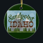 Sandpoint Idaho Ornament Fun Retro Snowy Mountains<br><div class="desc">Sandpoint Idaho neo vintage-reisontwerp in een leuke retro-cartoon stijl met sneeuwbeklimde bergen,  bos en bomen eronder,  blauwe hemel en coole retro-scripttekst.</div>