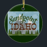 Sandpoint Idaho Ornament Fun Retro Snowy Mountains<br><div class="desc">Sandpoint Idaho neo vintage-reisontwerp in een leuke retro-cartoon stijl met sneeuwbeklimde bergen,  bos en bomen eronder,  blauwe hemel en coole retro-scripttekst.</div>