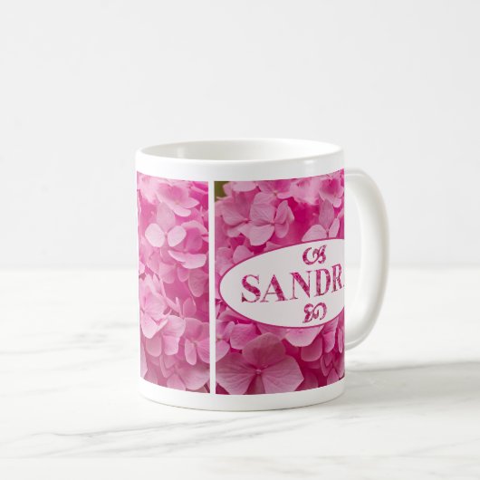 "Sandra" in Elegant Roze Hydrangea Bloemletters Koffiemok (Voorkant rechts)