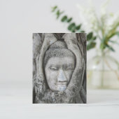 Sandsteenkop Boeddha omringd door boom Briefkaart (Staand voorkant)