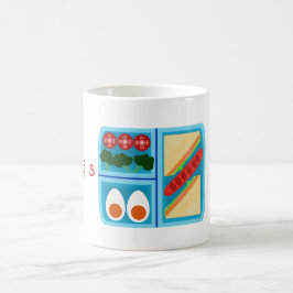 Sandwich, worst, ei, tomaat, brocolli in een lunch koffiemok