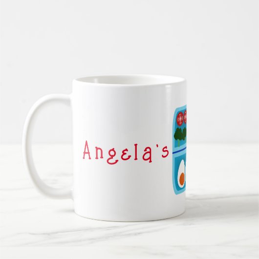 Sandwich, worst, ei, tomaat, brocolli in een lunch koffiemok (Links)