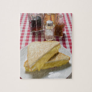 sandwiches van geroosterde kaas op bord, azijn, legpuzzel