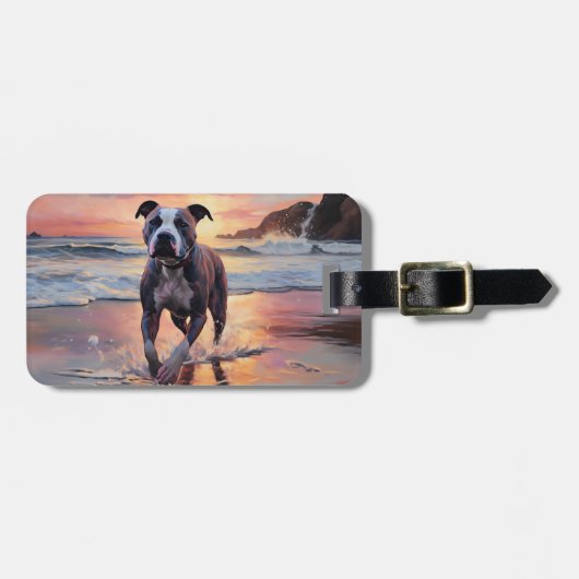 Sandy American Staffordshire Hond op Strand Zonson Bagagelabel (Voorkant horizontaal)