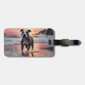 Sandy American Staffordshire Hond op Strand Zonson Bagagelabel (Achterkant horizontaal)