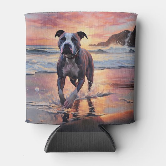 Sandy American Staffordshire Hond op Strand Zonson Blikjeskoeler (Voorkant)