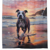 Sandy American Staffordshire Hond op Strand Zonson Douchegordijn (Voorkant)