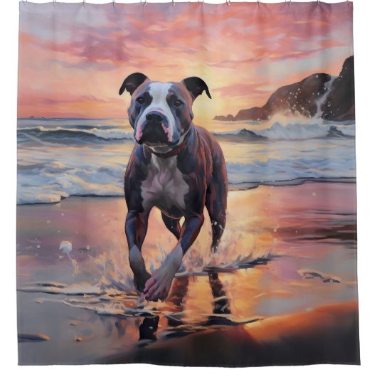 Sandy American Staffordshire Hond op Strand Zonson Douchegordijn (Voorkant)