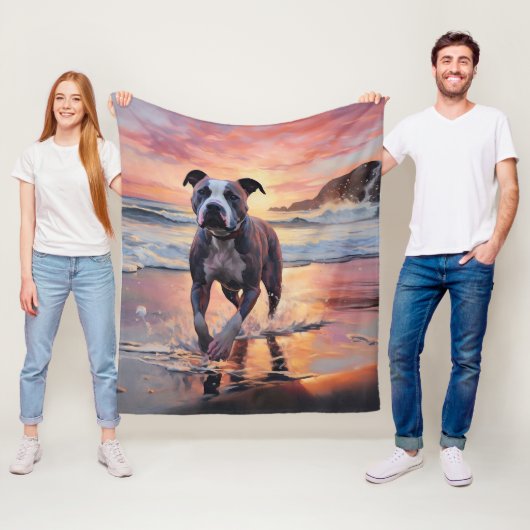 Sandy American Staffordshire Hond op Strand Zonson Fleece Deken (In situ)