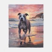 Sandy American Staffordshire Hond op Strand Zonson Fleece Deken (Voorkant)