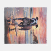 Sandy American Staffordshire Hond op Strand Zonson Fleece Deken (Voorkant (Horizontaal))