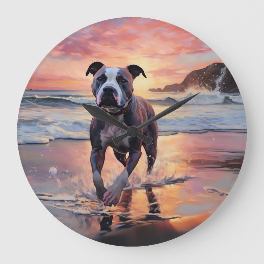 Sandy American Staffordshire Hond op Strand Zonson Grote Klok (Voorkant)