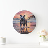 Sandy American Staffordshire Hond op Strand Zonson Grote Klok (Huis)