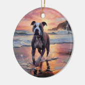 Sandy American Staffordshire Hond op Strand Zonson Keramisch Ornament (Links)