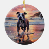 Sandy American Staffordshire Hond op Strand Zonson Keramisch Ornament (Achterkant)