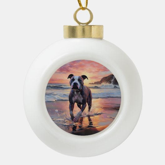 Sandy American Staffordshire Hond op Strand Zonson Keramische Bal Ornament (Voorkant)