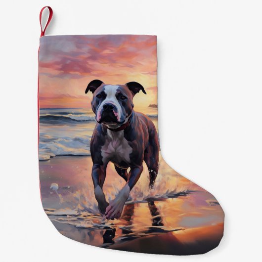 Sandy American Staffordshire Hond op Strand Zonson Kleine Kerstsok (Voorkant)