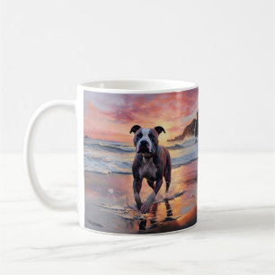 Sandy American Staffordshire Hond op Strand Zonson Koffiemok
