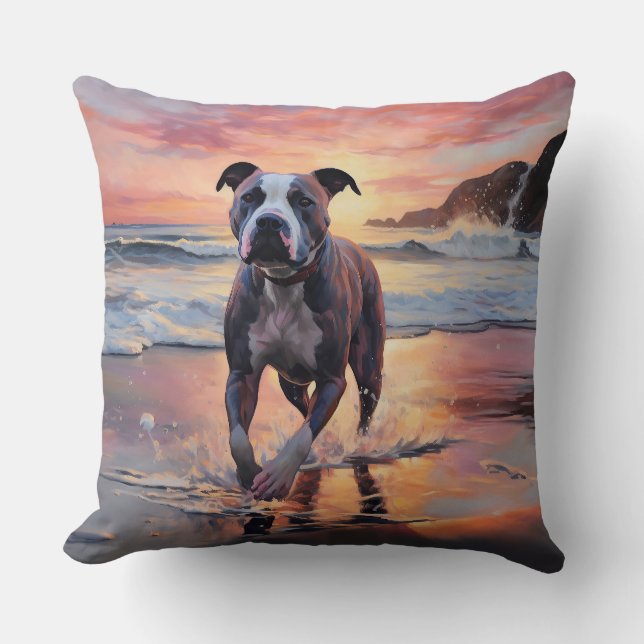 Sandy American Staffordshire Hond op Strand Zonson Kussen (Voorkant)