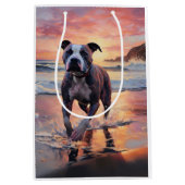 Sandy American Staffordshire Hond op Strand Zonson Medium Cadeauzakje (Voorkant)
