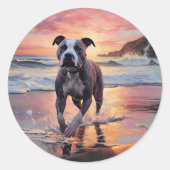 Sandy American Staffordshire Hond op Strand Zonson Ronde Sticker (Voorkant)