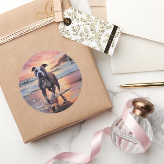 Sandy American Staffordshire Hond op Strand Zonson Ronde Sticker (Geschenken)