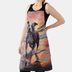 Sandy American Staffordshire Hond op Strand Zonson Schort