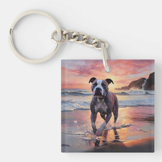 Sandy American Staffordshire Hond op Strand Zonson Sleutelhanger (Voorkant)