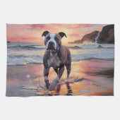 Sandy American Staffordshire Hond op Strand Zonson Theedoek (Horizontaal)