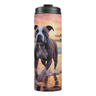 Sandy American Staffordshire Hond op Strand Zonson Thermosbeker