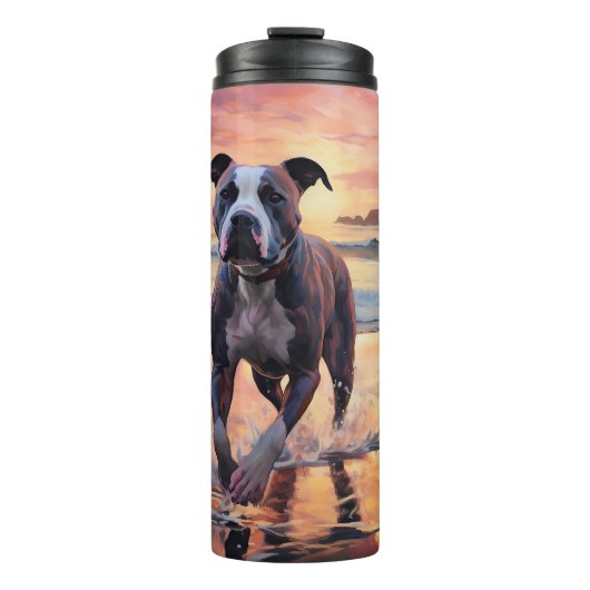 Sandy American Staffordshire Hond op Strand Zonson Thermosbeker (Voorkant)