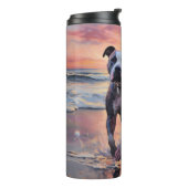 Sandy American Staffordshire Hond op Strand Zonson Thermosbeker (Gedraaid links)