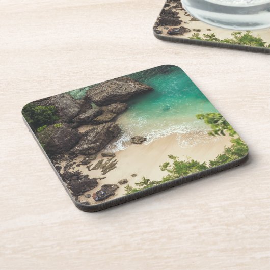 Sandy Beach Cove met groene bomen, Rocks & Ocean Bier Onderzetter (Linkerzijde)