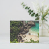 Sandy Beach Cove met groene bomen, Rocks & Ocean Briefkaart (Staand voorkant)