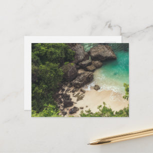 Sandy Beach Cove met groene bomen, Rocks & Ocean Briefkaart