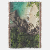 Sandy Beach Cove met groene bomen, Rocks & Ocean Deken (Voorkant Verticaal)